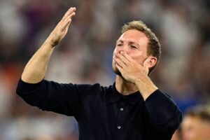 Julian Nagelsmann kysser ud til publikum