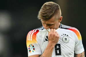 Toni Kroos kigger slukøret i græsset