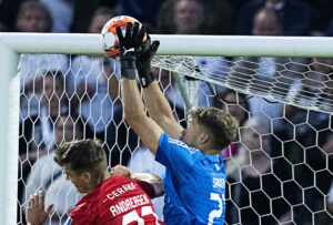 Hvidovres Mathias Andreasen og FCKs Theo Sander i aktion under superligakampen mellem Hvidovre IF og FC København i Hvidovre fredag den 18. august 2023.