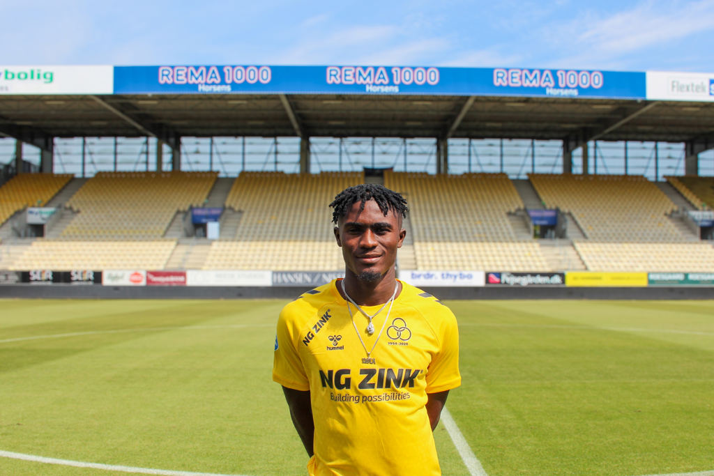 Kwaku Karikari præsenteret i den gule trøje hos AC Horsens
