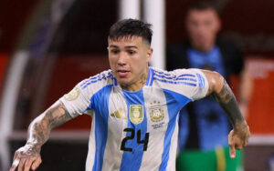 Enzo Fernandez i kamp for bolden for Argentina