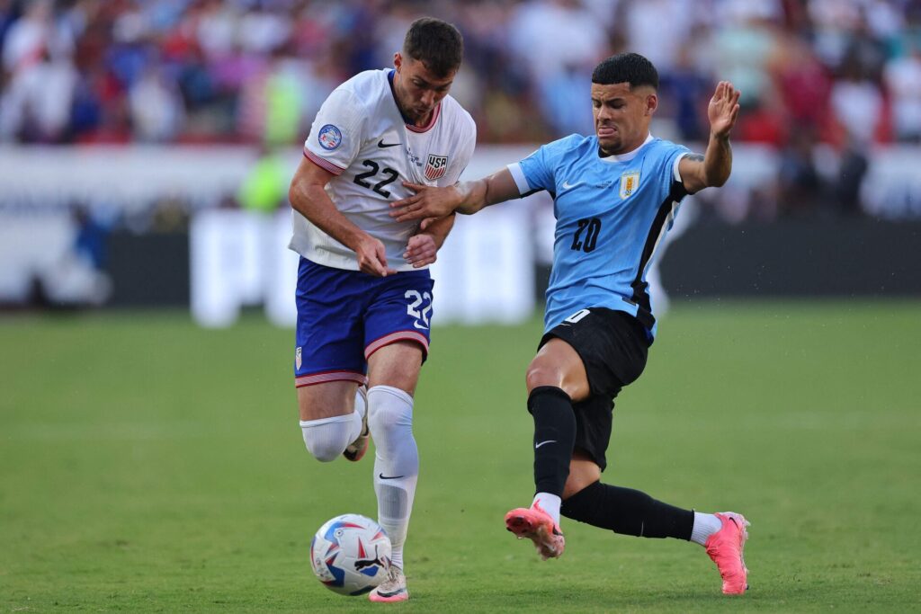 Maximiliano Araujo og Joe Scally i duel i kampen mellem USA og Uruguay ved Copa America 2024.