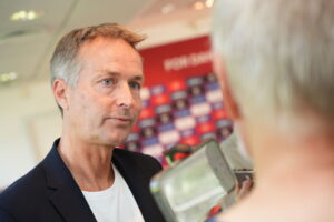 Kasper Hjulmand stopper som træner for herrelandsholdet i fodbold meddelte DBU på deres hjemmeside fredag den 19. juli 2024. Kasper Hjulmand, Peter Møller og Morten Wieghorst møder pressen hos DBU i Brøndby
