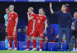 Jacob Bruun Larsen, Victor Kristiansen og Jonas Wind bliver skiftet ind for Danmark af Kasper Hjulmand.