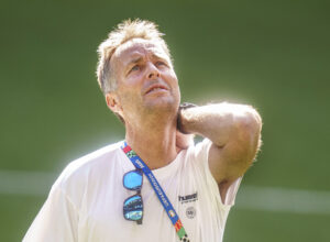 Kasper Hjulmand kigger op mod skyerne for DBU