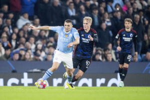 Victor Froholdt i kampen om bolden mod Manchester Citys Mateo Kovacic.
