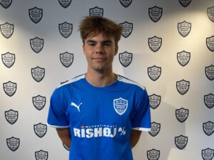 Malthe Kristensen foran logovæk i Middelfart Boldklub