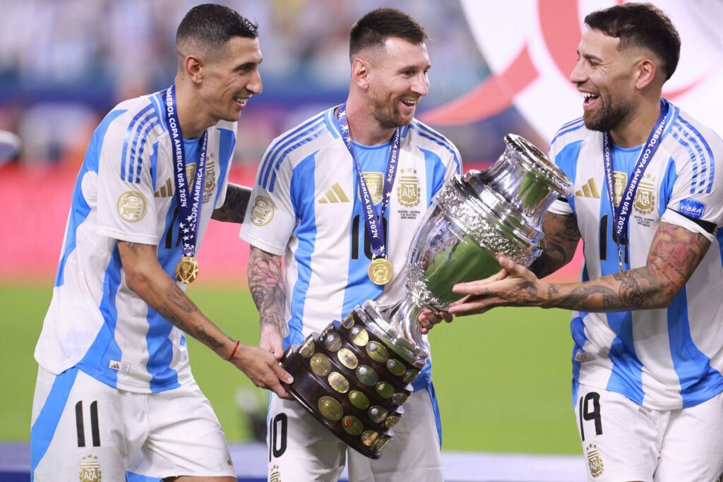 Angel Di Maria, Lionel Messi og Otamendi med Copa America-trofæet.
