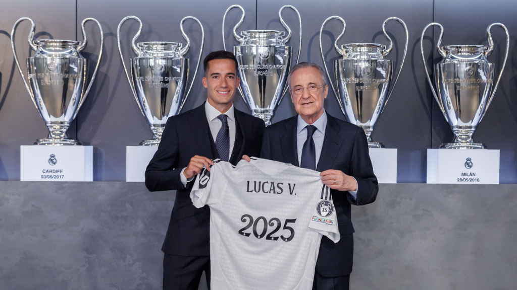 Lucas Vazquez holder sin trøje op i Real Madrid med klubbens præsident