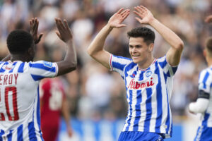 Luca Kjerrumgaard jubler med OB-holdkammeraterne.