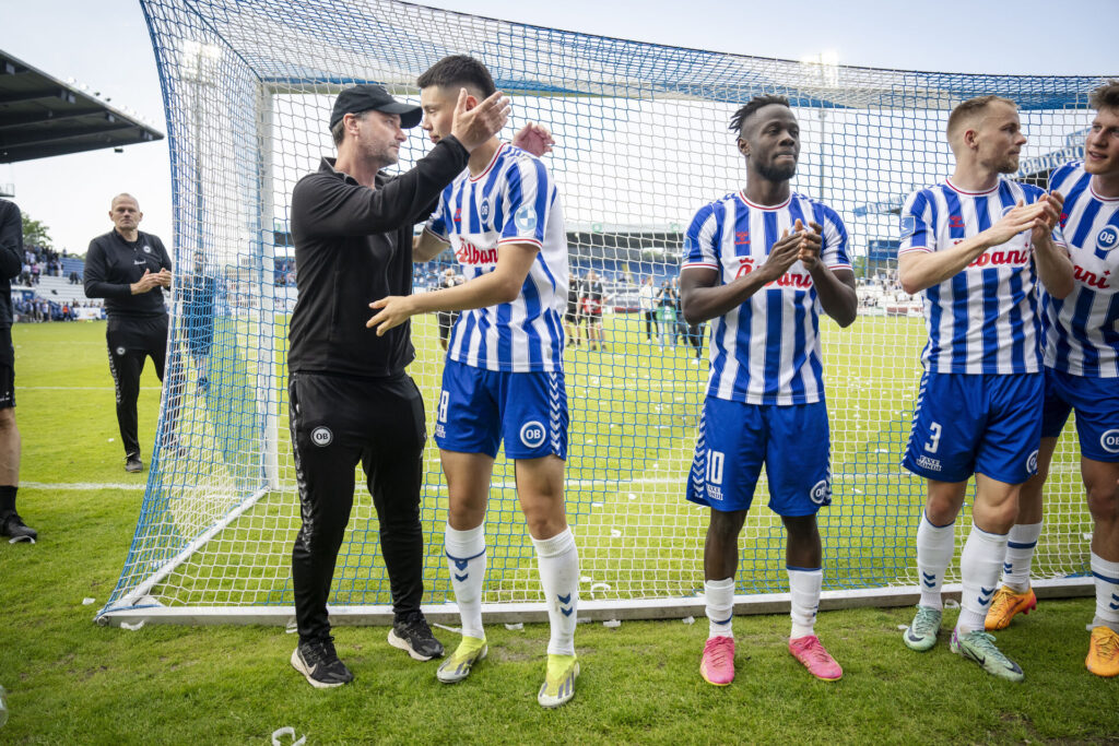 OBs cheftræner Søren Krogh og OBs Tobias Slotsager efter 3F Superliga-kampen mellem OB og Randers FC på Nature Energy Park i Odense, søndag den 19. maj 2024