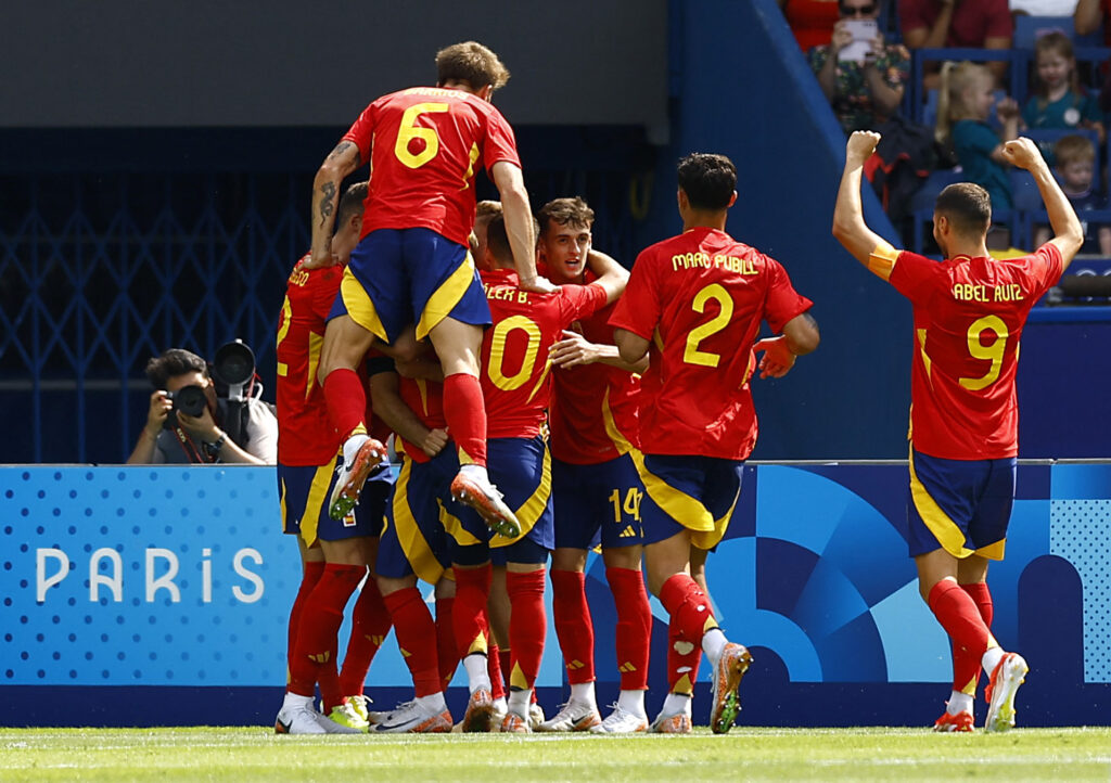 Det spanske landshold jubler over scoring til 2-1 mod Uzbekistan.