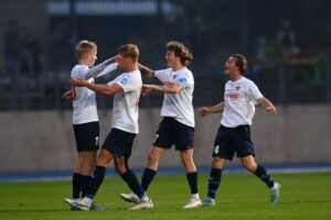 B.93 fejrer en scoring.