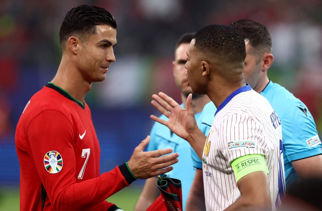 Ronaldo og Mbappé giver hånd forud for kampen mellem Portugal og Frankrig ved EM i Tyskland
