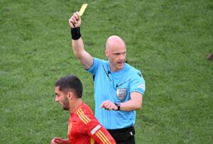 Anthony Taylor giver gult kort til en spansk spiller ved EM