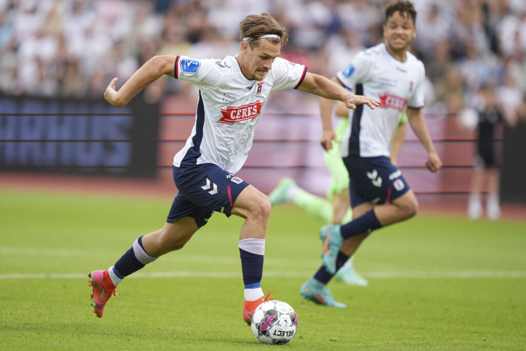 Sigurd Haugen i aktion for AGF mod Randers FC i 2022.