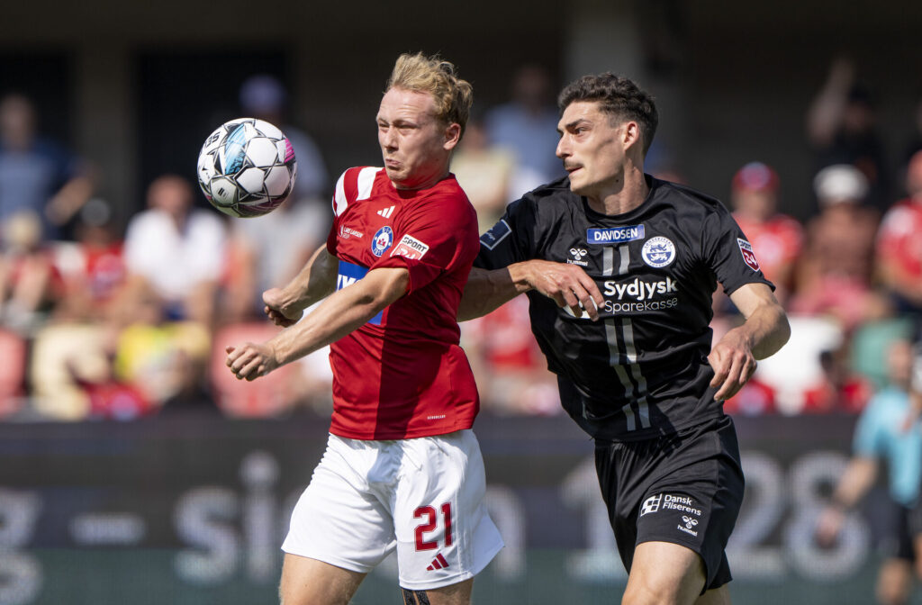 Silkeborg IFs Anders Klynge i kamp med SønderjyskEs Maxime Soulas under superligakampen mellem Silkeborg IF og Sønderjyske på JYSK Park i Silkeborg søndag den 21. juli 2024.