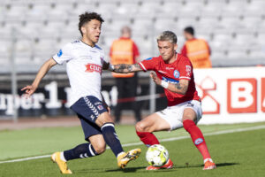AGF's Mikael Anderson i duel med Silkeborg IF's Oliver Sonne.