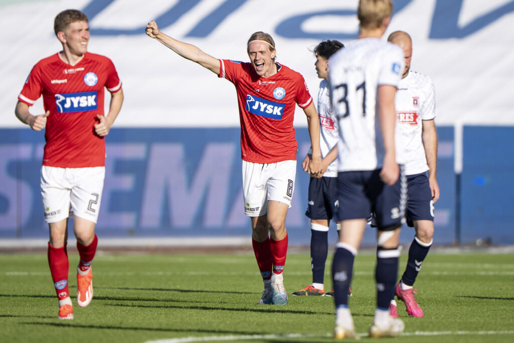 Stefan Teitur Thordarson fejrer en scoring for Silkeborg imod AGF.