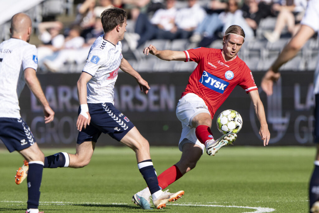 Stefán Teitur Thórdarson i aktion for Silkeborg IF mod AGF.