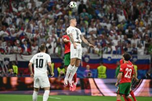 Benjamin Sesko i en hovedstødsduel mod Portugal.