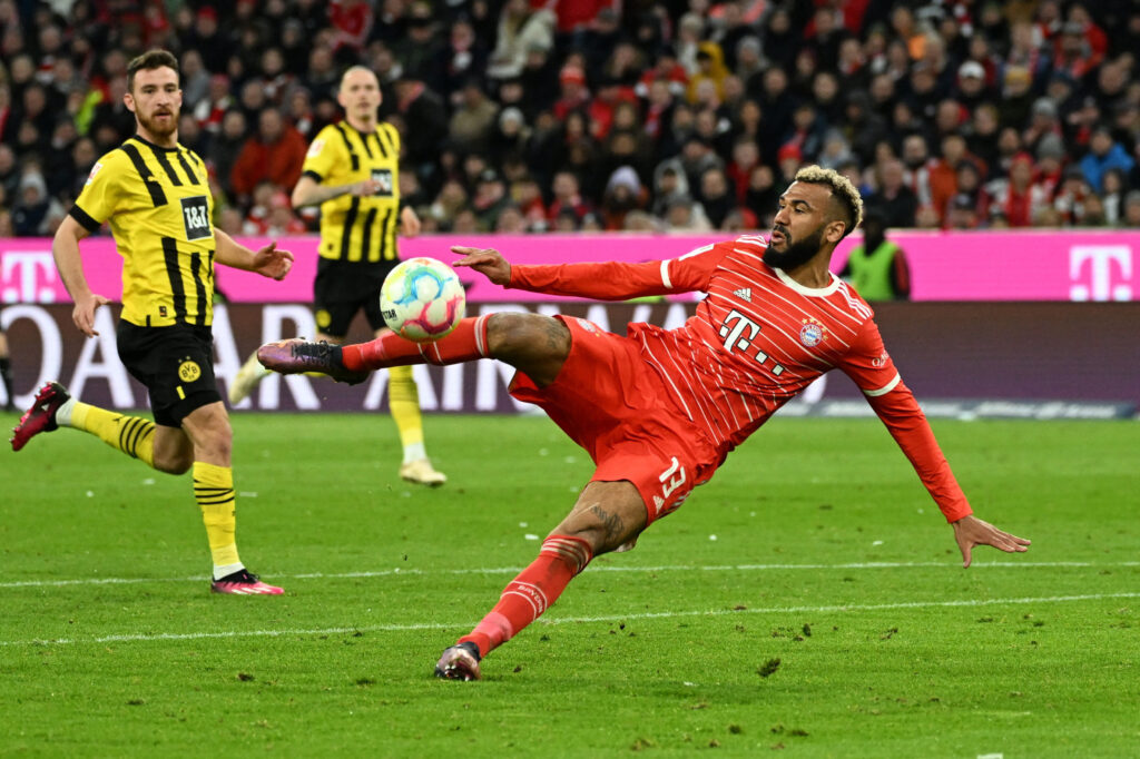 Eric-Maxim Choupo-Moting flugter til bolden iklædt Bayern München-trikoten.