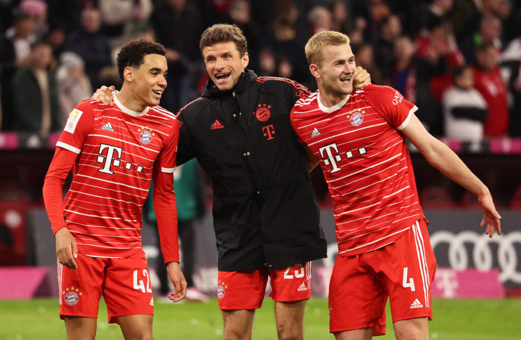 Matthijs de Ligt med sine to holdkammerater i FC Bayern München, Jamal Musiala og Thomas Müller.