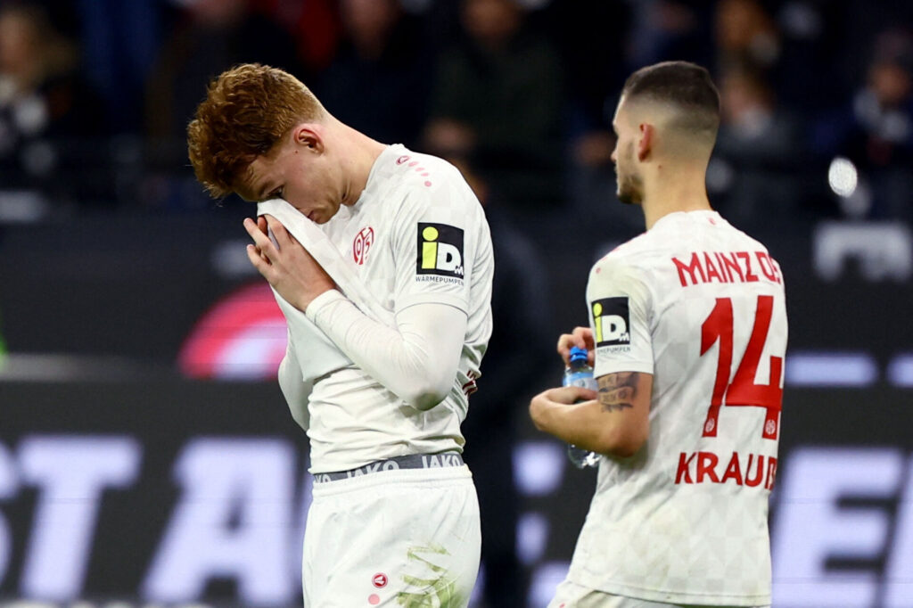 Sepp van den Berg under en kamp for Mainz 05.