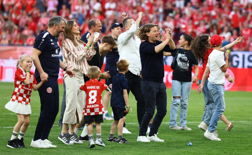 Bo Henriksen fejrer overlevelsen i Mainz sammen med spillere og familie.