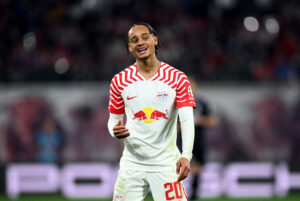 Xavi Simons ærgrer sig på banen iført RB Leipzig-trikoten.