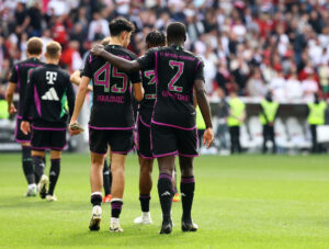 Aleksandar Pavlovic og Dayot Upamecano efter kampen mod Stuttgart.