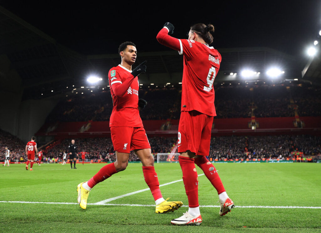 Liverpools Cody Gakpo og Darwin Nunez fejrer scoring i Carabao Cup mod Fulham.