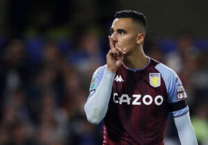 Anwar El Ghazi tysser på publikum.