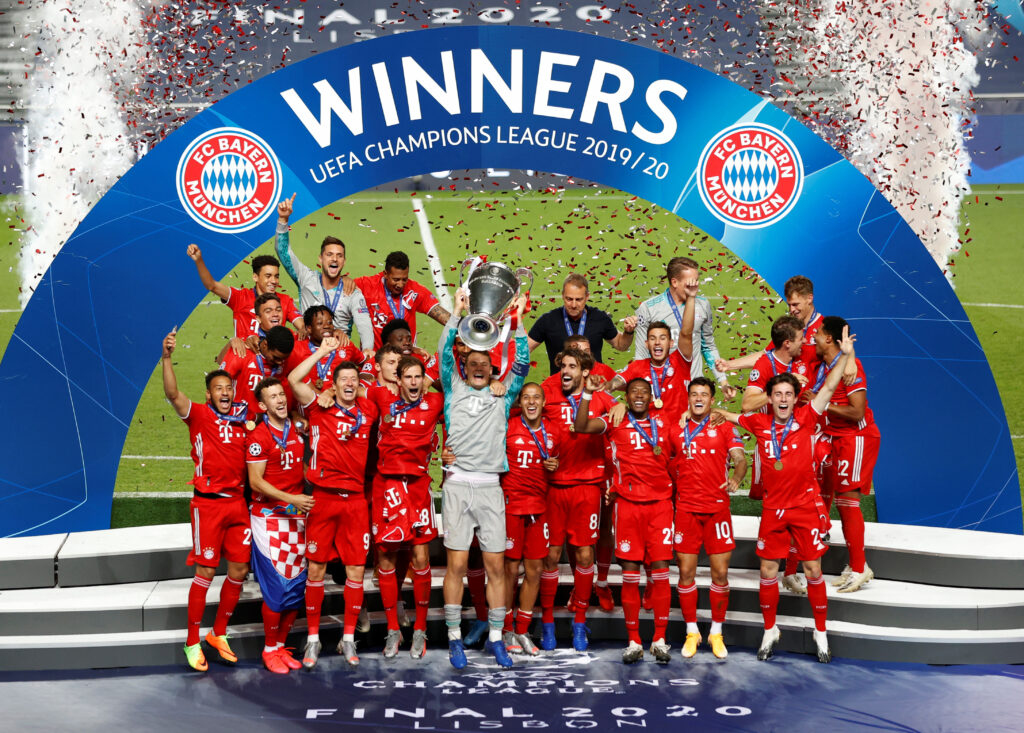 Bayern München-spillerne løfter Champions League-trofæet efter sæsonen 2019/20, hvilket er den seneste gang, at klubben har vundet turneringen.