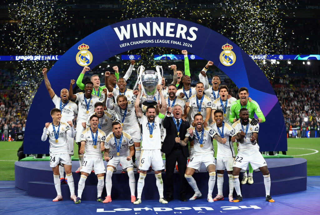 Real Madrid løfter Champions League-trofæet efter sejren i finalen over Dortmund i sæsonen 2023/2024.