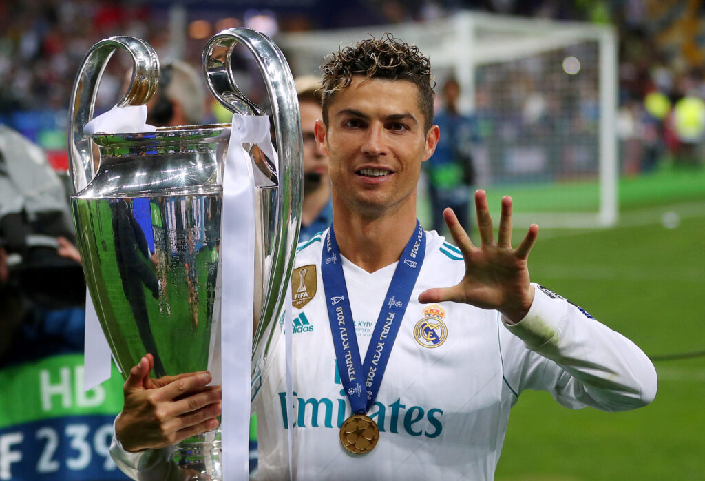 Cristiano Ronaldo står med Champions League-trofæet iklædt Real Madrid-trikoten.