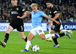 Gustav Isaksen sparker til bolden for Lazio