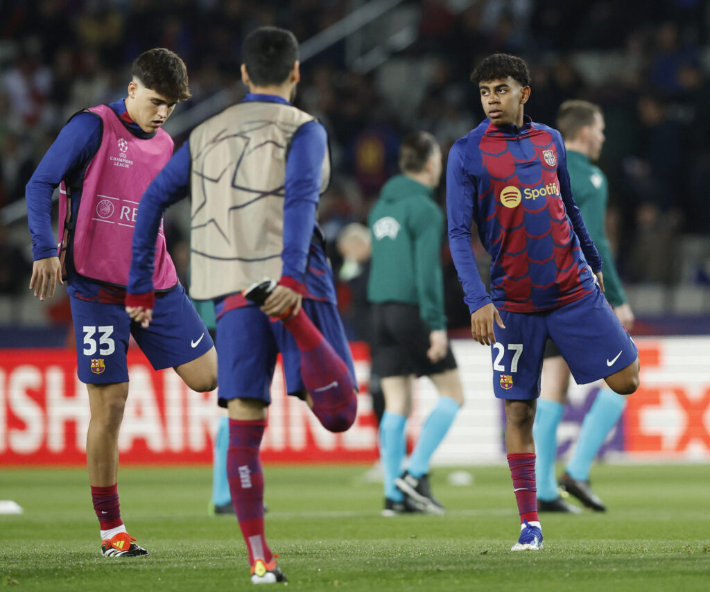 Pau Cubarsí og Lamine Yamal varmer op iklædt FC Barcelona-trikoten.
