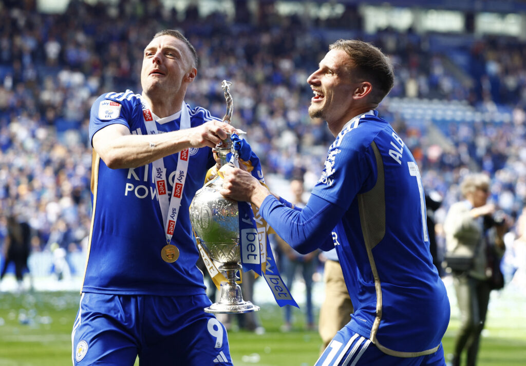 Jamie Vardy og Marc Albrighton fejrer Leicester Citys oprykning til Premier League.