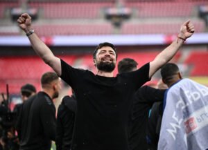 Russell Martin fejrer oprykningen med Southampton.