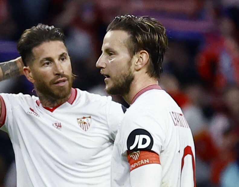 Ivan Rakitic står sammen med Sergio Ramos i kamp for Sevilla