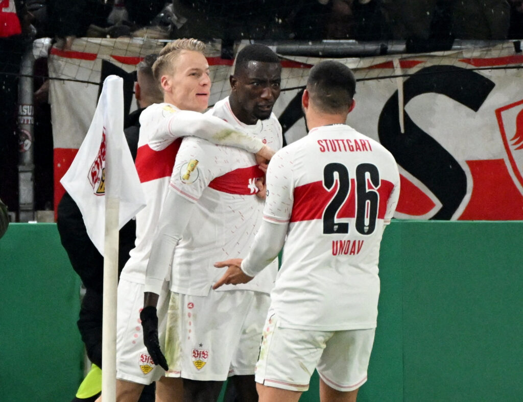 Stuttgart-spillere fejrer scoring mod Borussia Dortmund i DFB-Pokal.