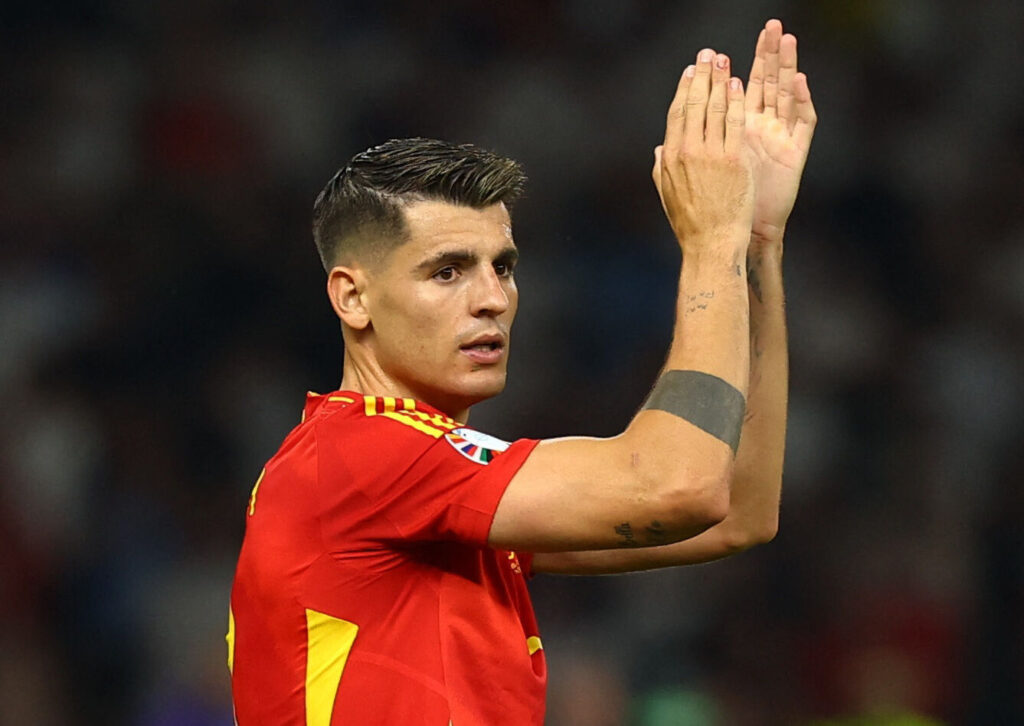 Alvaro Morata klapper ud til publikum for Spanien