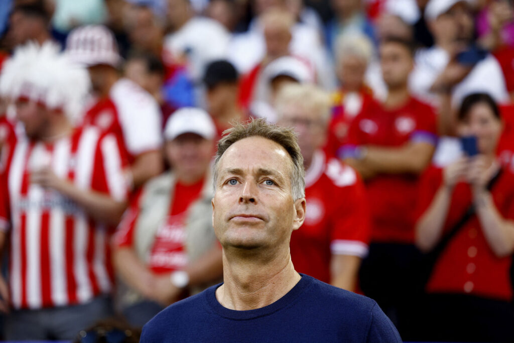 Kasper Hjulmand foran danske fans ved kampen mod Serbien under EM 2024.