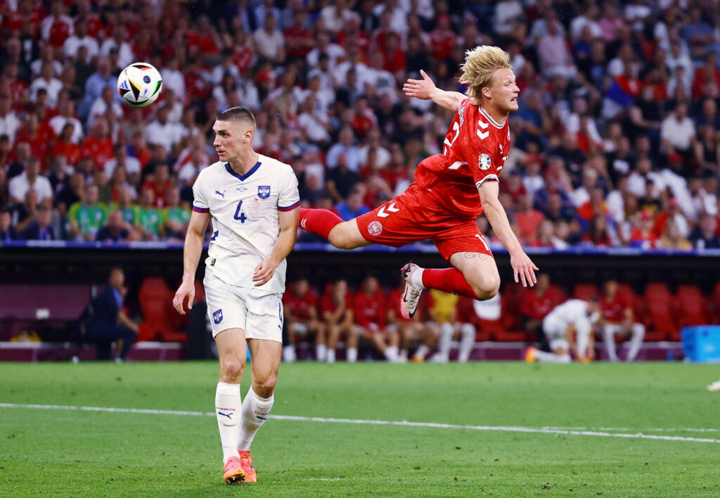 Nikola Milenkovic og Kasper Dolberg i EM-kamp mellem Danmark og Serbien.