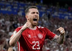 Pierre-Emile Højbjerg jubler under en kamp for Danmark ved EM 2024.