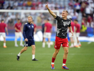 Rasmus Nissen Kristensen varmer op for det danske landshold.