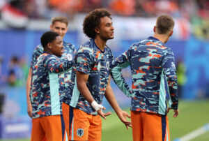 Joshua Zirkzee på sidelinjen for Holland under EM.