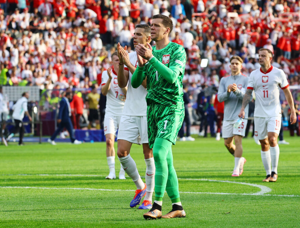 Wojciech Szczesny og de polske spillere klapper ud mod tribuen efter slutfløjt.