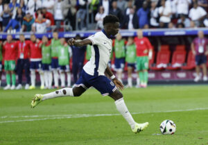 Bukayo Saka scorer fra 11 meter for England.